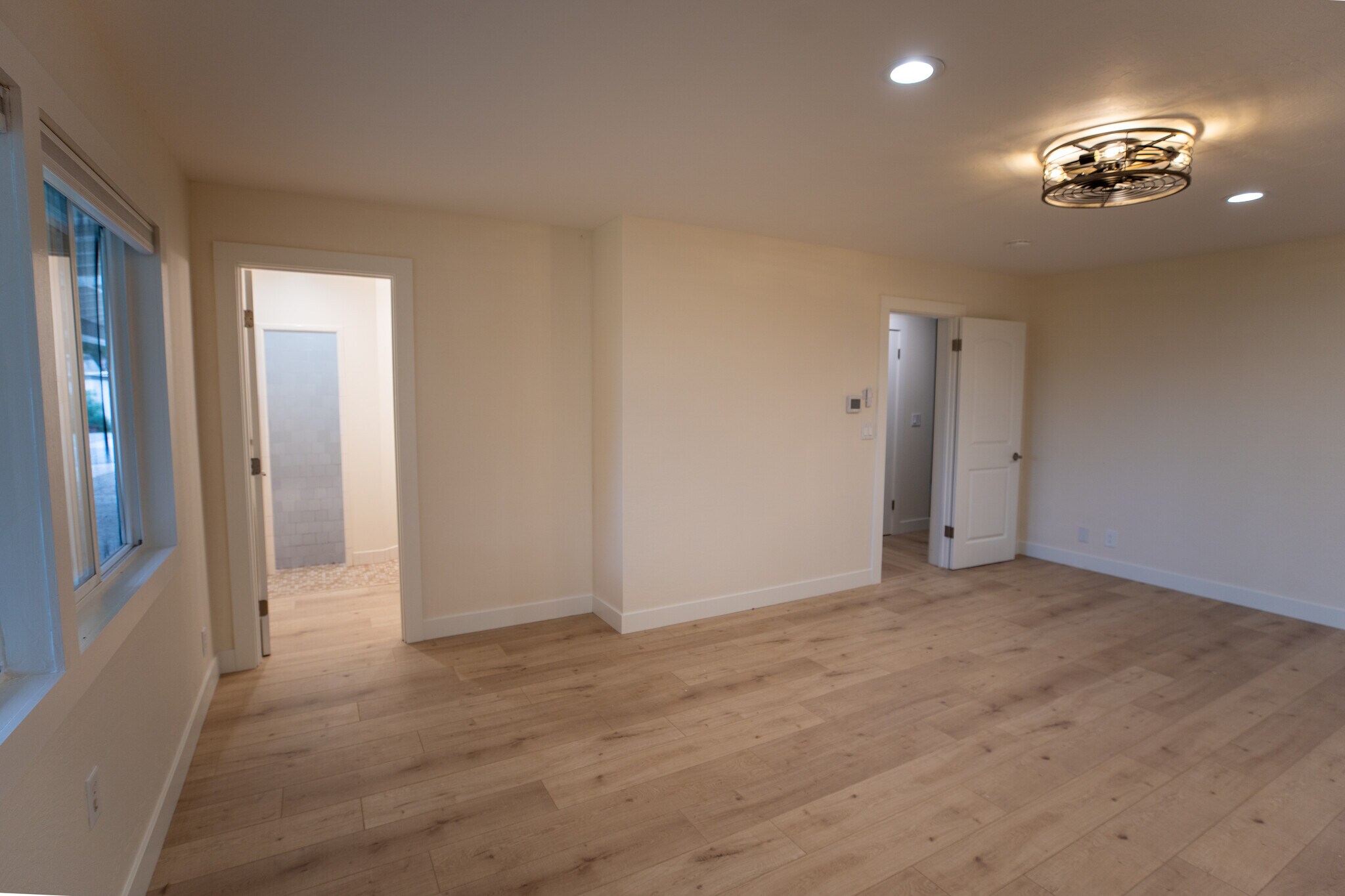 Building Photo - 384 Crazy Horse Canyon Rd