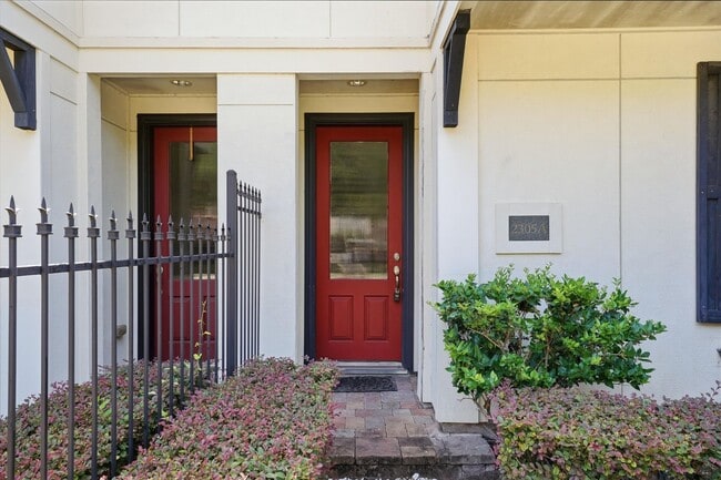Building Photo - Awesome Two Story town home located in the heart of the city!