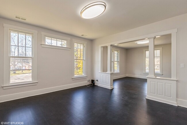 Building Photo - 329 W Maple Ave