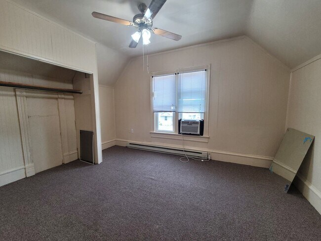 Building Photo - SW 3 bedroom 1 bath duplex with 1 stall ga...