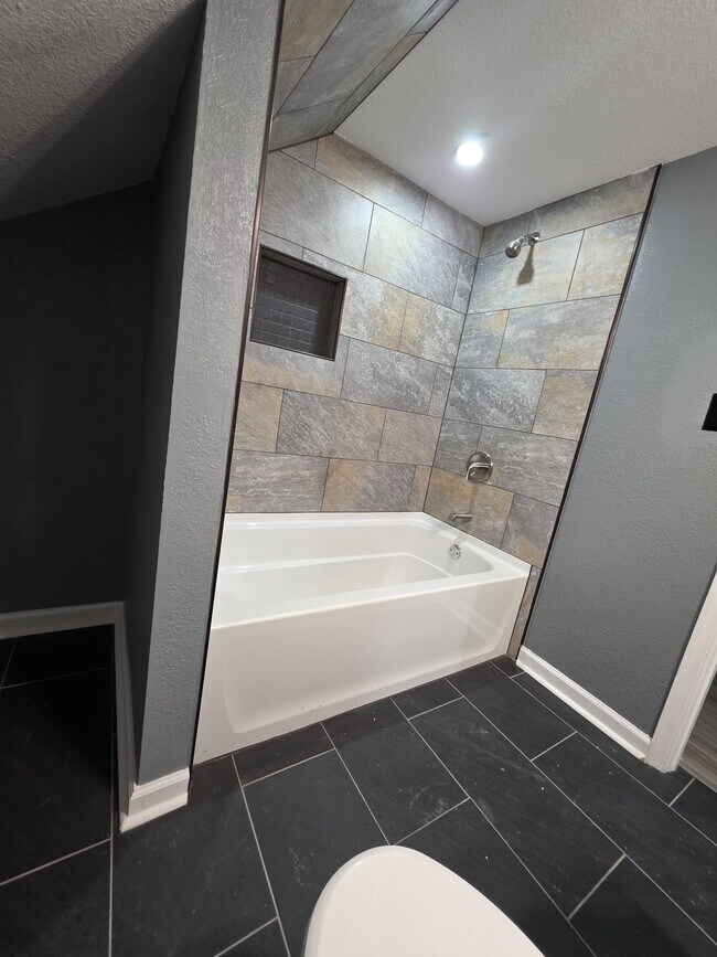 Building Photo - 307 E Pembroke Ave