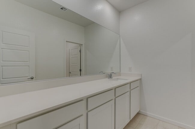 Building Photo - Modern Townhome Living in Henderson’s Historic Water District!