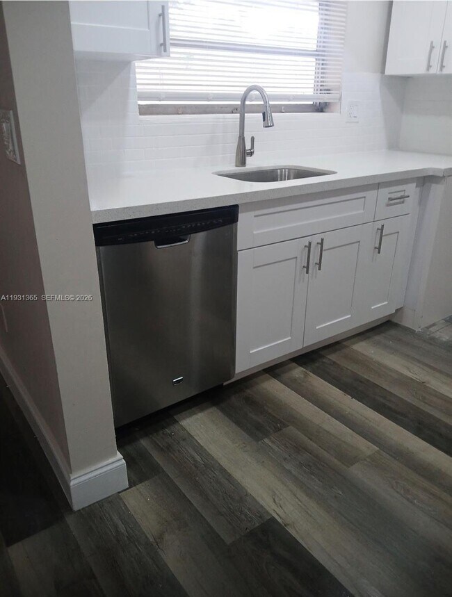 Building Photo - 3033 NW 43rd Ave