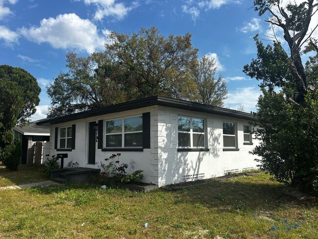 Building Photo - Cozy 2-Bedroom Home in the Heart of St. Petersburg