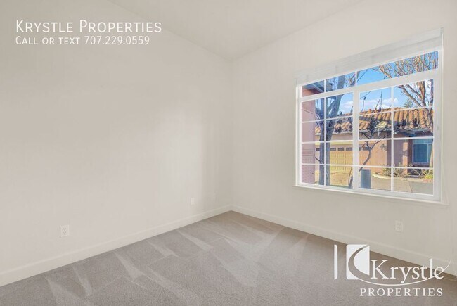 Building Photo - Gorgeous condo in beautiful Tiara gated co...