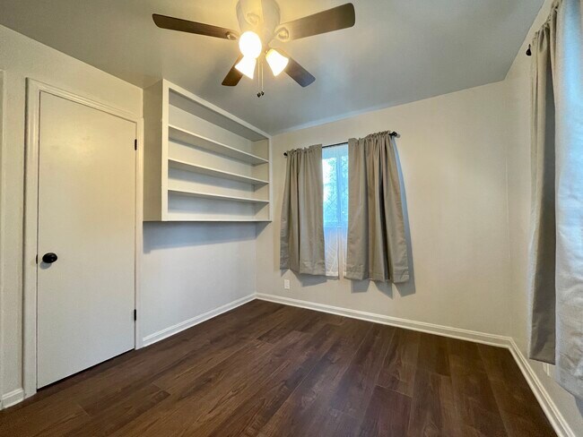 Building Photo - 325 W Center St