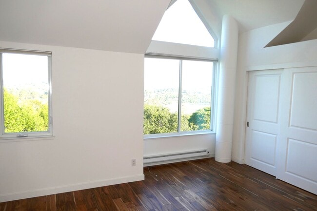 Building Photo - UPDATED TWO BED / TWO AND HALF BATH HEADLANDS CONDO WITH SWEEPING VIEWS