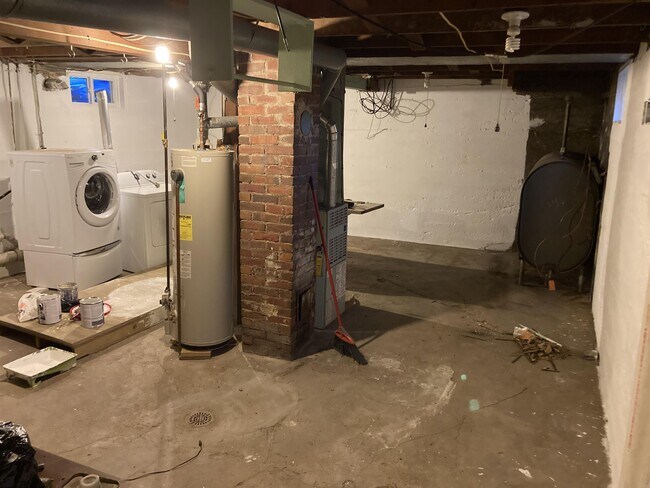 Building Photo - 630 W 7th Ave