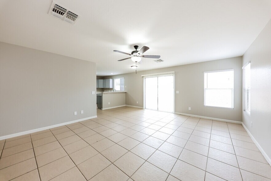 Building Photo - 11814 W Poinsettia Dr