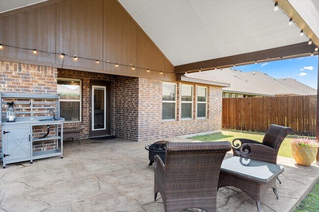 Building Photo - 137 Red Hickory Dr