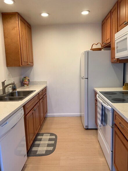 Building Photo - 2053 Town and Country Ln