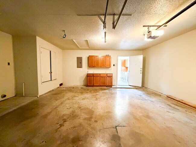 Building Photo - 2607 Bluebonnet Dr