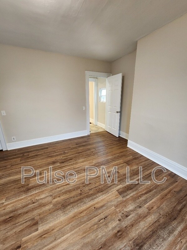 Building Photo - 1539 St Clair St