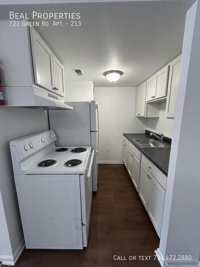 Building Photo - 721 Green Rd