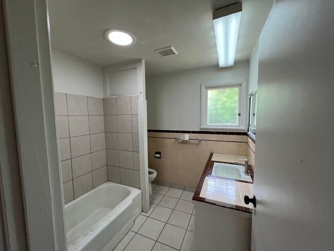 Building Photo - Bremerton Duplex