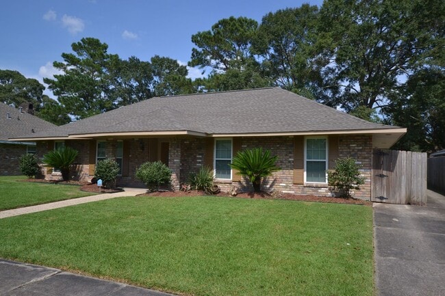 Building Photo - Must See!  Beautifully remodeled 3 bedroom, 2 bath home in Park Forest - Oakcrest Subdv