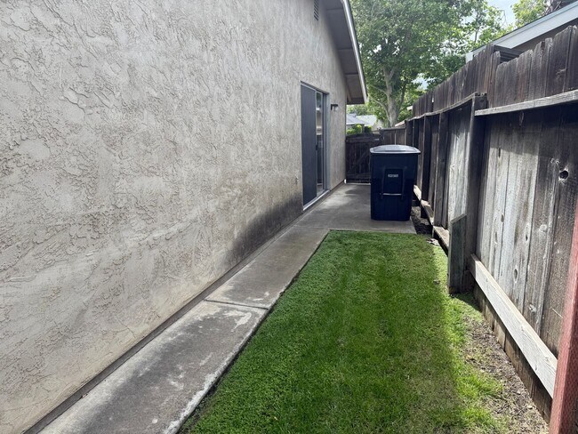 Building Photo - Great location