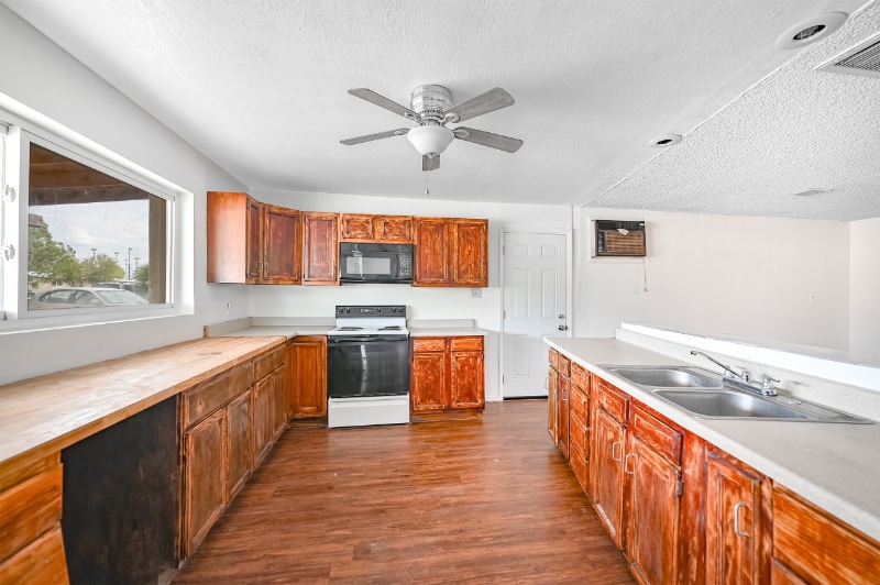 Building Photo - 3233 N El Tovar Ave