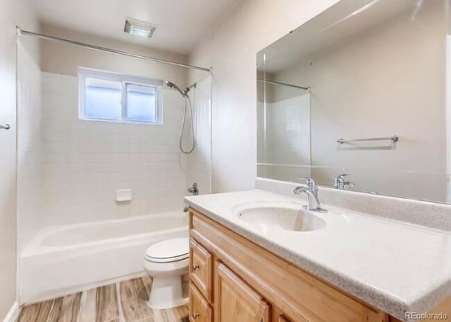 Building Photo - Long Realty & Property Management - 5 Bedr...