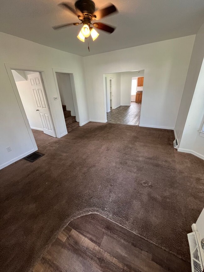 Building Photo - 4 Bedroom Home with a Large Yard