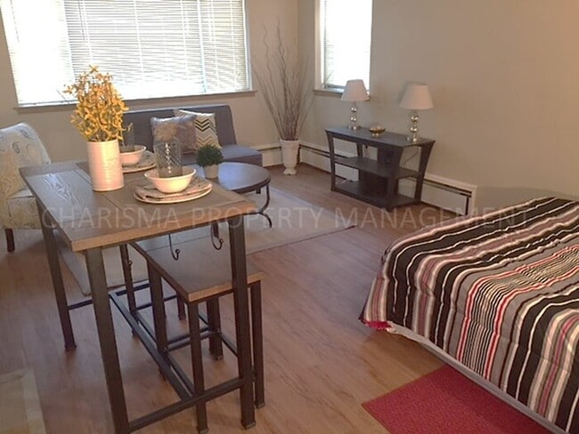 Building Photo - 700 S Summit Ave