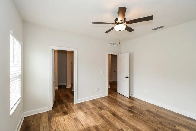 Building Photo - 733 Morgans Treasure Rd