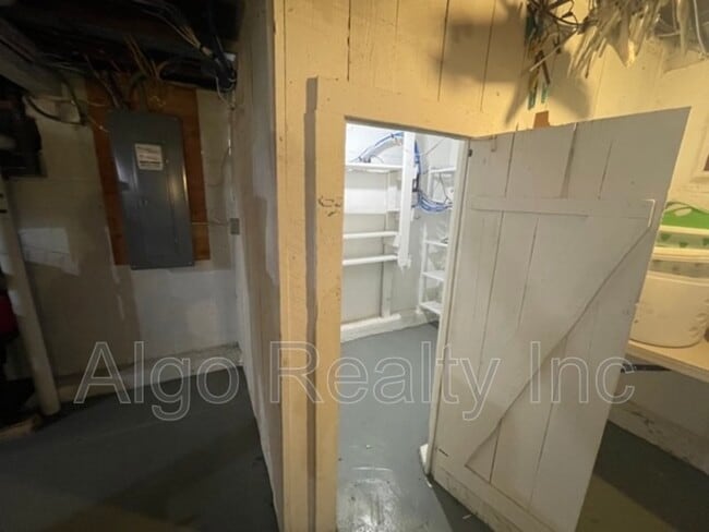 Building Photo - 1475 Albert St N