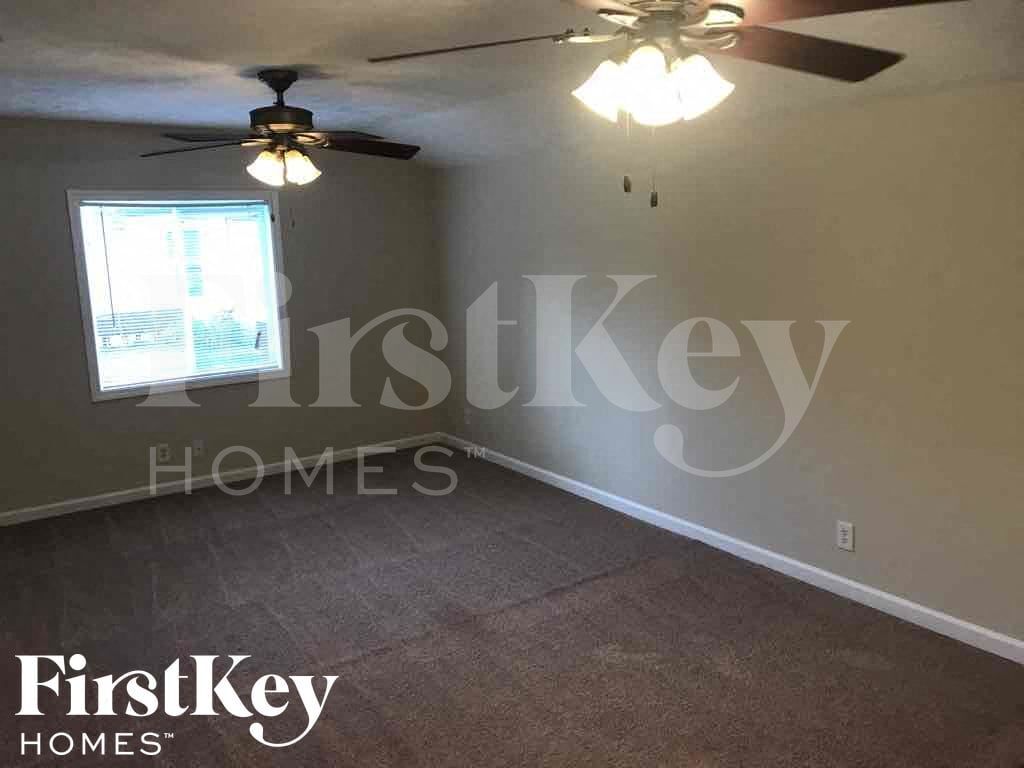 Building Photo - 4801 Leone Dr