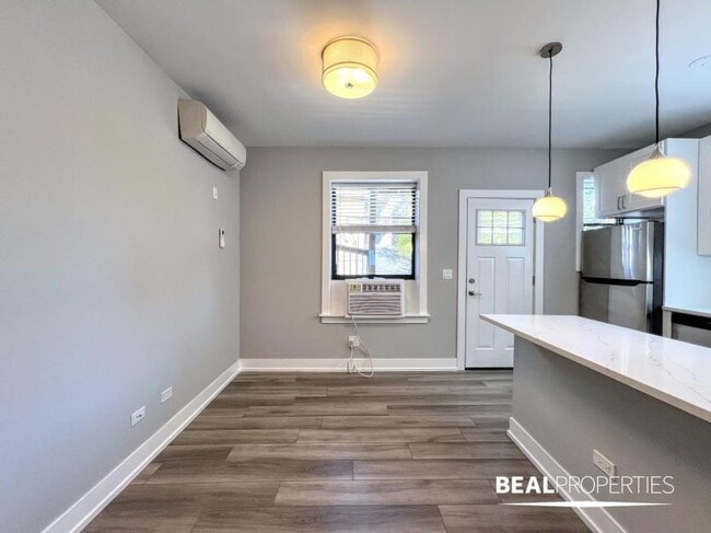 Building Photo - 1 bedroom in CHICAGO IL 60613