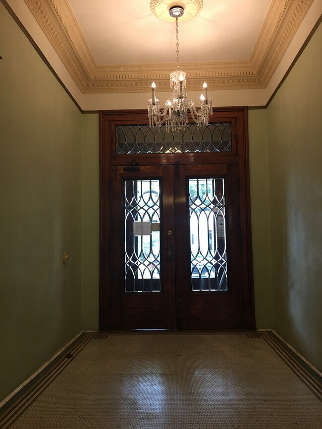Building Photo - 4514 Prytania St