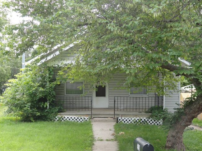 Building Photo - 528 S Cedar Ave