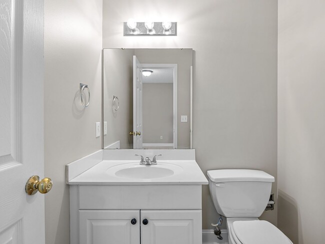 Building Photo - Freshly Renovated 2 BR, 2.5 BA Townhome Ce...