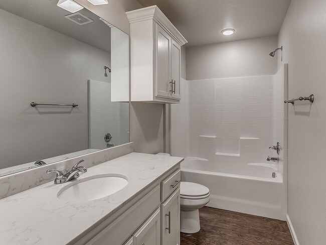 Building Photo - 2 Bedroom 2 Bath 1 Car Garage Duplex - Great location close to the Broadway Extension and 8 minut...