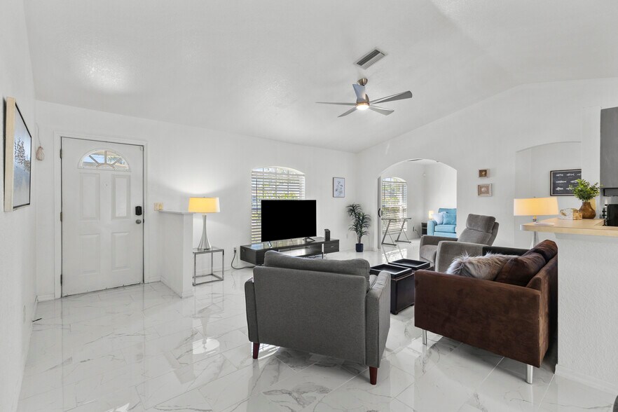 Building Photo - 3620 Candia Ave