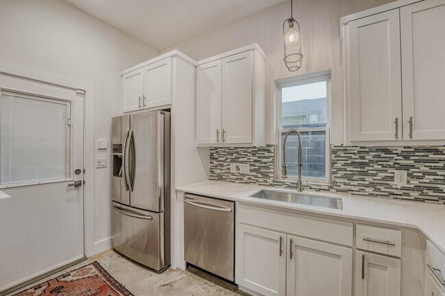 Building Photo - 1134 Chicon St