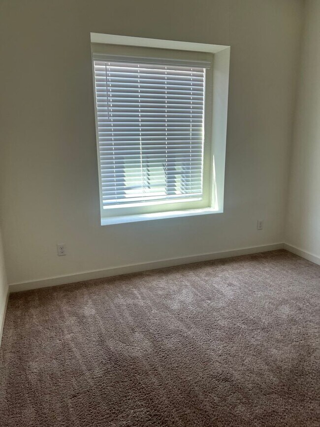 Building Photo - 1095 Wake Forest Ct