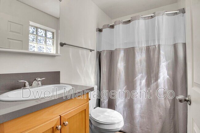 Building Photo - 9105 Rosedale Dr