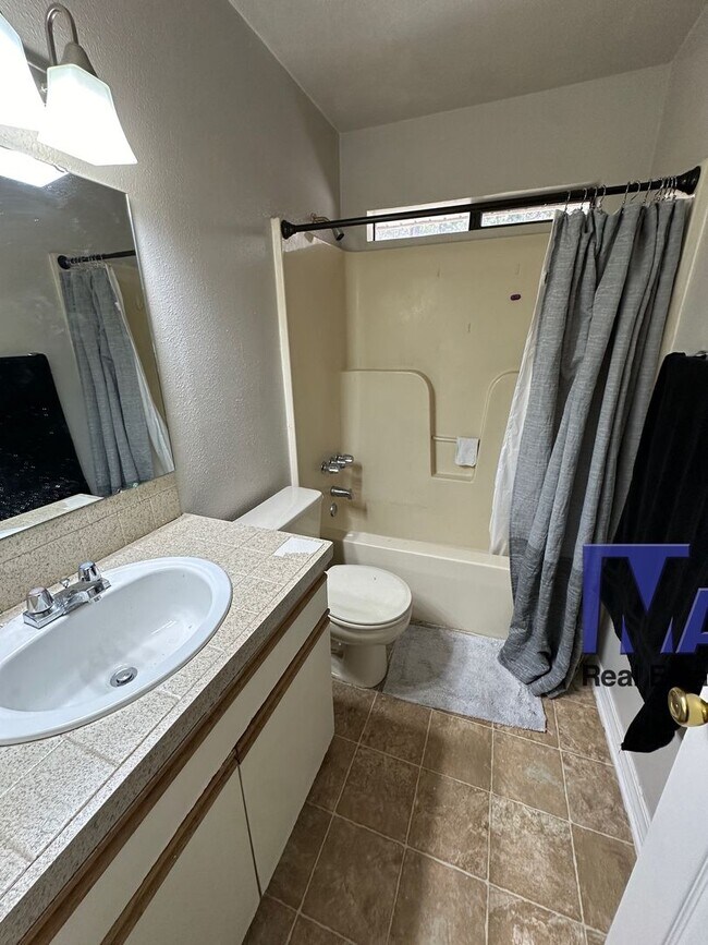 Building Photo - 2 bedroom duplex unit at Grand Oaks Apartments!