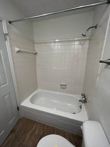 Building Photo - 911 Maplewood St