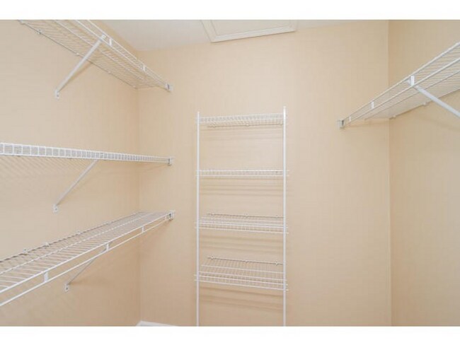 Building Photo - End-unit 2 Bed / 2 Bath Townhome with LVP Floors & washer/dryer included