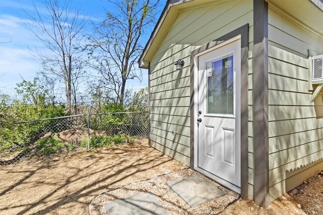 Building Photo - 2409 Shropshire St