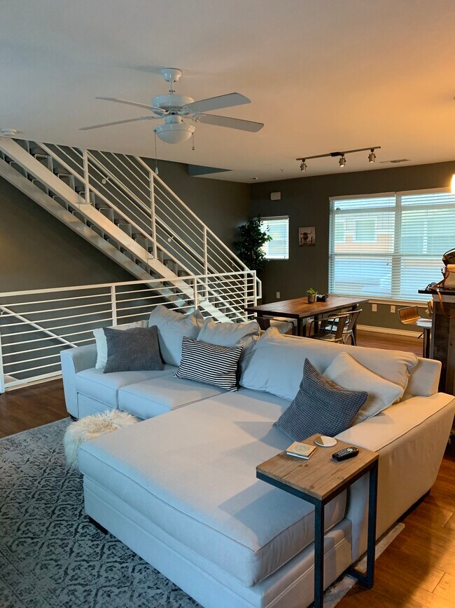 Living - 2606 Wilson St