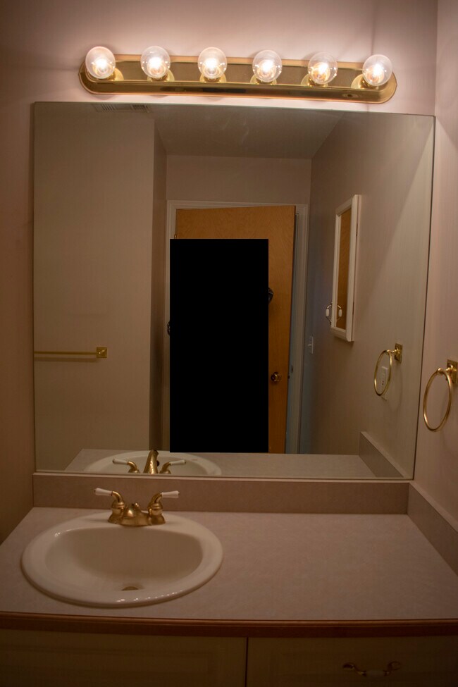 bathroom - 122 N 11th St