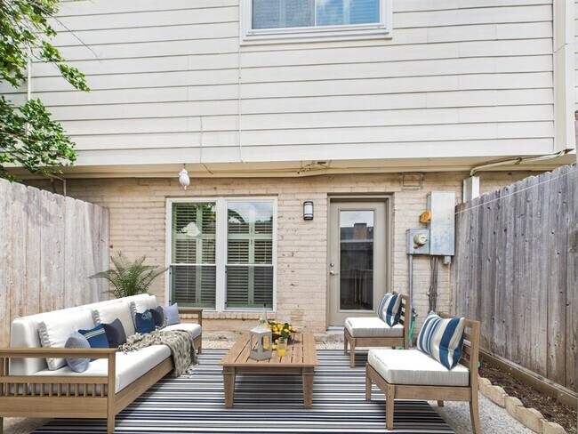 Building Photo - 10380 Briar Forest Dr