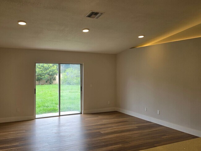 Building Photo - FOR RENT!!! SIMPLY STUNNING (REMODELED) 3 BEDROOM 2 BATH SINGLE FAMILY HOME...