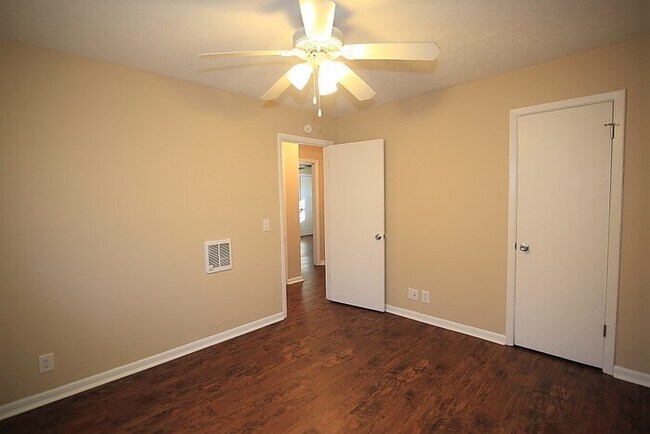 Building Photo - 1219 Lakeview Dr NW