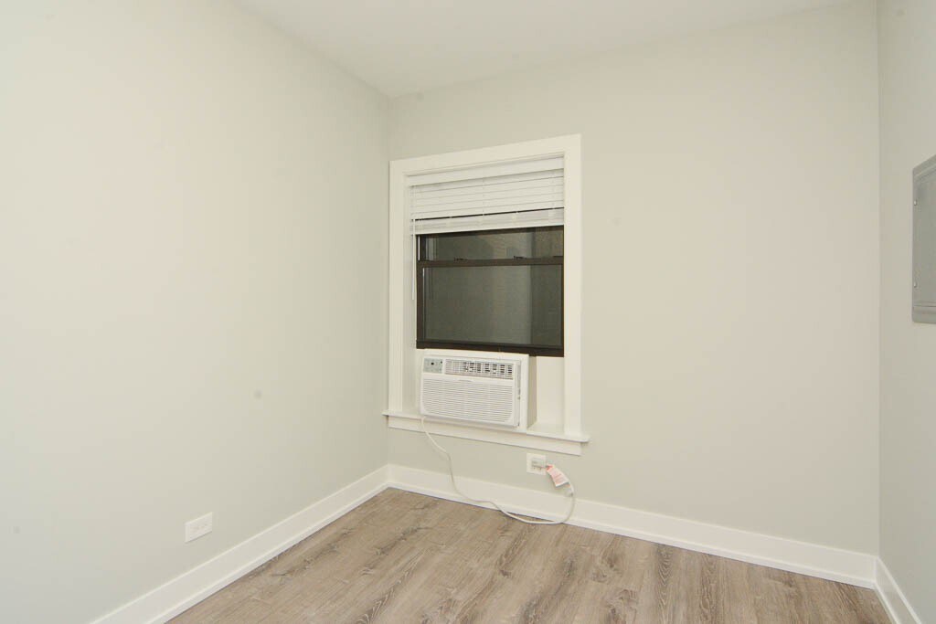 Building Photo - 735 W Brompton Ave