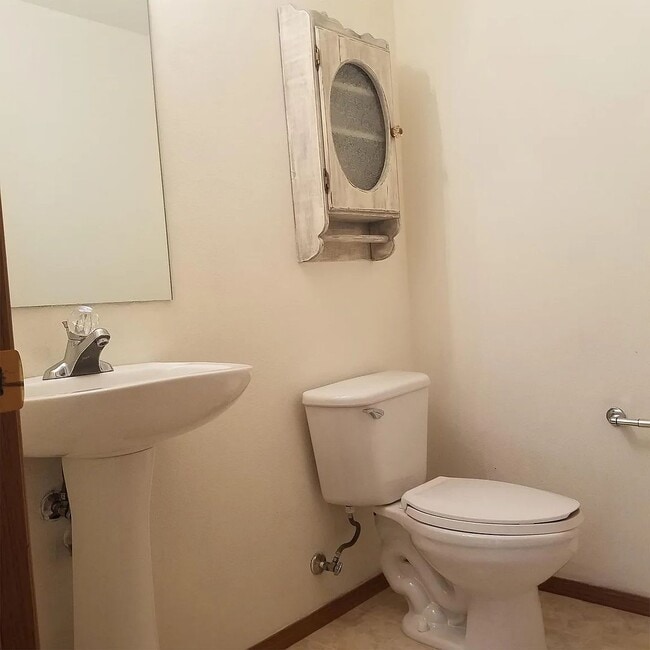 Building Photo - Beautiful 3 bed 2.5 ba house in highly desirable Liberty Ridge neighborhood