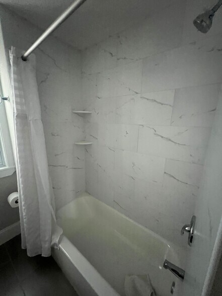 Building Photo - 42 Irwin St