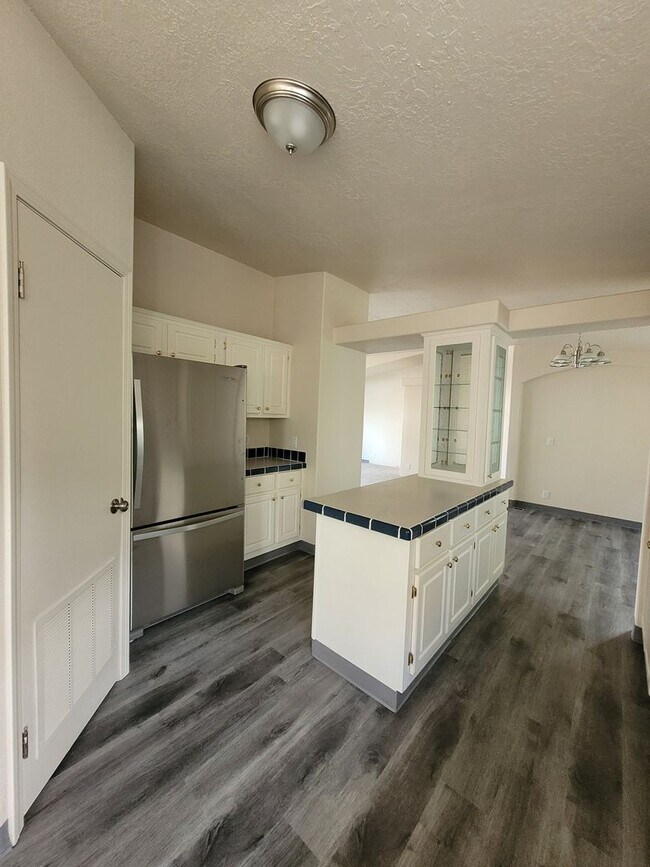 Building Photo - ***Limited Time Summer Rent Special!*** Pet Friendly 3 Bed : 2 Bath Home w/2 Car Garage & Access ...